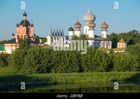 Vista dei templi dell'antico monastero dell'Assunzione della Madre di Dio di Tikhvin in una soleggiata mattinata di agosto. Regione di Leningrado, Russia Foto Stock