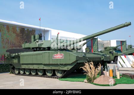 REGIONE DI MOSCA, RUSSIA - 18 AGOSTO 2022: Tank T-14 'Armata' nell'esposizione di moderne attrezzature militari russe. Tecnico-militare internazionale f Foto Stock