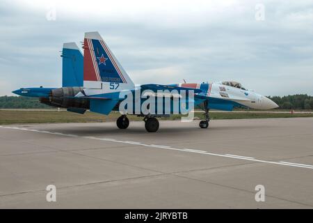 KUBINKA, RUSSIA - 19 AGOSTO 2022: Combattente multirole russo su-35S (RF-95907) della squadra di aerobica dei 'Cavalieri Russi' sul taxi di Kubinka airpo Foto Stock