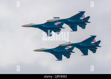 KUBINKA, RUSSIA - 20 AGOSTO 2022: In volo quattro combattenti su-35S della squadra aeronautica russa Knights. Un frammento del programma dimostrativo del Th Foto Stock