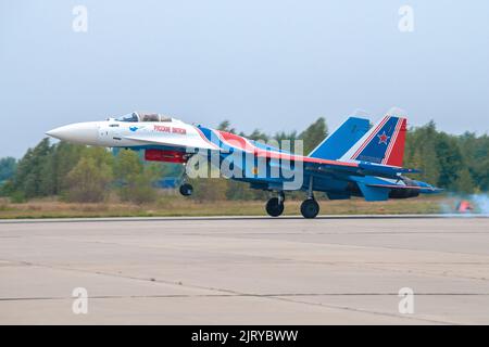 KUBINKA, RUSSIA - 20 AGOSTO 2022: Il combattente su-35S della squadra aeronautica russa dei 'Cavalieri Russi' in atterraggio dopo il programma di volo Foto Stock