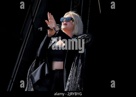 Southsea, Regno Unito. 26th ago, 2022. La cantante inglese Rebecca Lucy Taylor, conosciuta professionalmente con il suo nome di palco, Self esteem, si esibisce dal vivo sul palco al Victorious Festival Southsea. Rebecca Lucy Taylor (Self esteem, 15 ottobre 1986) è una . 2021 L'ispirazione per il suo nome di scena deriva dall'evoluzione della fiducia di Taylor dai suoi primi anni '20s. Taylor era precedentemente un membro del duo folk Slow Club, formatosi a Sheffield nel 2006. Credit: SOPA Images Limited/Alamy Live Foto Stock