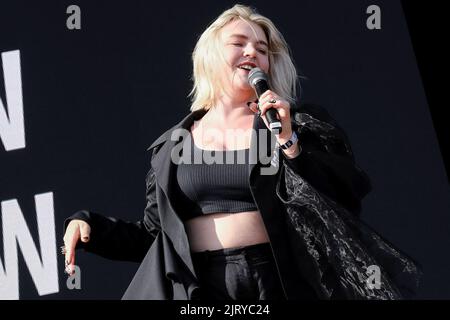 Southsea, Regno Unito. 26th ago, 2022. La cantante inglese Rebecca Lucy Taylor, conosciuta professionalmente con il suo nome di palco, Self esteem, si esibisce dal vivo sul palco al Victorious Festival Southsea. Rebecca Lucy Taylor (Self esteem, 15 ottobre 1986) è una . 2021 L'ispirazione per il suo nome di scena deriva dall'evoluzione della fiducia di Taylor dai suoi primi anni '20s. Taylor era precedentemente un membro del duo folk Slow Club, formatosi a Sheffield nel 2006. Credit: SOPA Images Limited/Alamy Live Foto Stock