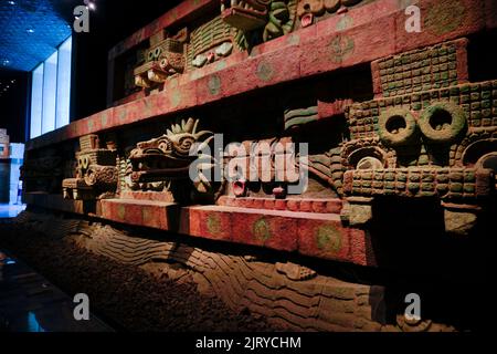 Piramide del serpente piume da Teotihuacan, Museo Nazionale di Antropligia, Parco Chapultepec, Città del Messico, Messico Foto Stock