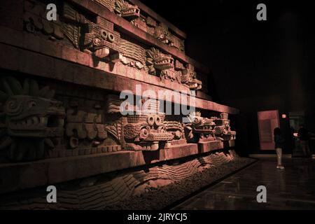 Piramide del serpente piume; Teotihuacan, Museo Nazionale di Antropligia, Parco Chapultepec, Città del Messico, Messico Foto Stock