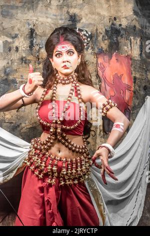 Concetto Agomoni Shoot-Forms di Parvati con abiti tradizionali come la dea Foto Stock