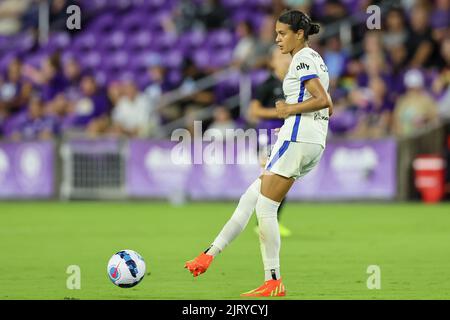 Orlando, Stati Uniti. 26th ago, 2022. 26 agosto 2022: ALANA COOK, difensore di OL Reign (4), passa la palla durante la partita di calcio NWSL Orlando Pride vs OL Reign all'Exploria Stadium di Orlando, Florida, il 26 agosto 2022. Credit: ZUMA Press, Inc./Alamy Live News Foto Stock