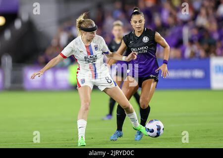 Orlando, Stati Uniti. 26th ago, 2022. 26 agosto 2022: OL Reign Forward BETHANY BALCER (8) compete per la palla durante la partita di calcio NWSL Orlando Pride vs OL Reign all'Exploria Stadium di Orlando, Florida, il 26 agosto 2022. Credit: ZUMA Press, Inc./Alamy Live News Foto Stock