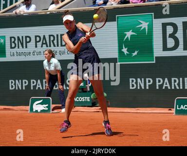 Tennista professionista Veronika Kudermetova di Russia in azione durante la sua partita di quarto finale contro Daria Kasatkina a 2022 Roland Garros a Pa Foto Stock