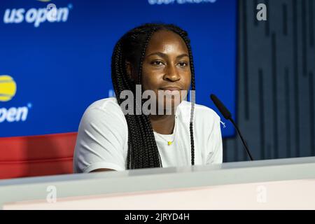 New York, NY - 26 agosto 2022: Coco Gauff of USA partecipa alla disponibilità di un giorno di media per i giocatori aperti degli Stati Uniti presso il centro stampa dell'USTA Billie Jean King National Tennis Center Foto Stock