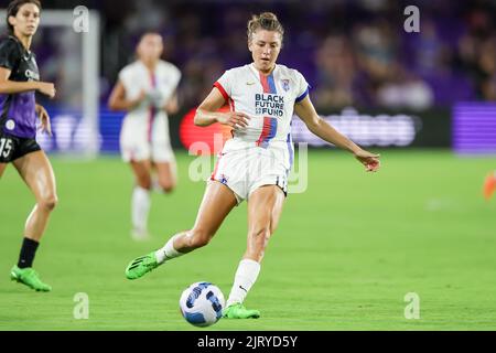 Orlando, Stati Uniti. 26th ago, 2022. 26 agosto 2022: OL Reign Forward SOFIA HUERTA (11) guida la palla durante la partita di calcio NWSL Orlando Pride vs OL Reign all'Exploria Stadium di Orlando, Florida, il 26 agosto 2022. Credit: ZUMA Press, Inc./Alamy Live News Foto Stock