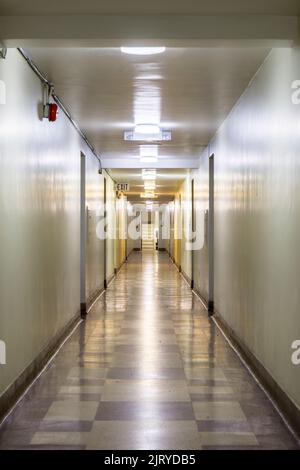 Un corridoio vuoto all'interno di un edificio di appartamenti. Questo edificio è stato da allora demolito Foto Stock