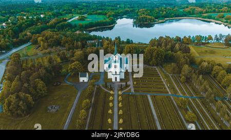 Una vista aerea della chiesa verde e dintorni verdi a Hogstads, Svezia. Foto Stock