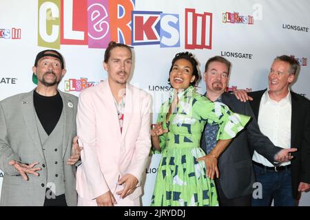 LOS ANGELES - 24 AGOSTO: Kevin Smith, Jason Mewes, Rosario Dawson, Brian o'Halloran, Jeff Anderson alla prima Clerks III al TCL Chinese Theater il 24 agosto 2022 a Los Angeles, California Foto Stock