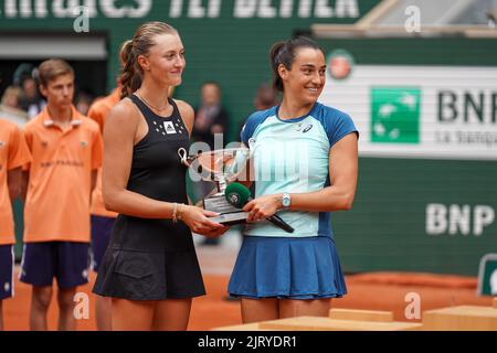 Roland Garros 2022 raddoppia i campioni femminili Caroline Garcia (L) e Kristina Mladenovic di Francia durante la presentazione dei trofei Foto Stock