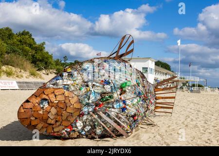 Scultura di un pesce riempito di bottiglie di plastica raffigurante l'inquinamento plastico del mare, località balneare di Pärnu, Estonia i Baltici, Europa Foto Stock