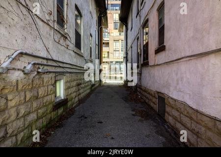 Un vicolo tra due edifici a Toronto, Ontario, Canada. Foto Stock