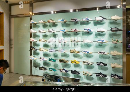 KUALA LUMPUR, MALESIA - CIRCA GENNAIO 2020: Ripresa interna del negozio Onitsuka Tiger nel centro commerciale Suria KLCC di Kuala Lumpur. Foto Stock