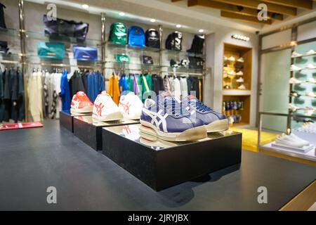 KUALA LUMPUR, MALESIA - CIRCA GENNAIO 2020: Ripresa interna del negozio Onitsuka Tiger nel centro commerciale Suria KLCC di Kuala Lumpur. Foto Stock