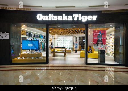 KUALA LUMPUR, MALESIA - CIRCA GENNAIO 2020: Ingresso al negozio Onitsuka Tiger nel centro commerciale Suria KLCC di Kuala Lumpur. Foto Stock