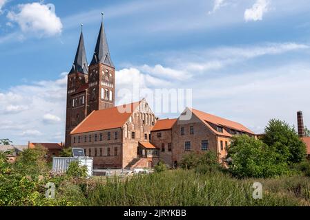 Monastero di Jerichow, considerato il più antico edificio in mattoni della Germania, situato sulla strada romanica, Collegiata di Santa Maria e San Nicola Foto Stock