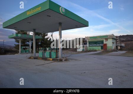 Una stazione di servizio BP chiusa e abbandonata ad Arnissa, Pella, Grecia Foto Stock