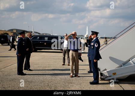 Beltsville, Stati Uniti. 26th ago, 2022. Il presidente DEGLI STATI UNITI Joe Biden cammina sul asfalto prima di salire a bordo dell'aeronautica uno alla base congiunta Andrews, MD, venerdì 26 agosto 2022. Il tasso di approvazione di Biden è salito al 44% nell'ultimo sondaggio Gallup, il più alto in un anno e un nuovo segno che lui e il suo partito stanno guadagnando terreno politico in vista delle elezioni di metà mandato di novembre. Foto di Ting Shen/Pool/ABACAPRESS.COM Credit: Abaca Press/Alamy Live News Foto Stock