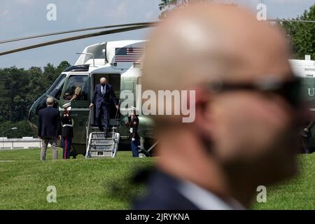 Beltsville, Stati Uniti. 26th ago, 2022. Il presidente DEGLI STATI UNITI Joe Biden sbarcerà The Marine One dopo essere arrivato al Servizio Segreto degli Stati Uniti James J. Rowley Training Center a Beltsville, MD, venerdì 26 agosto 2022. Il tasso di approvazione di Biden è salito al 44% nell'ultimo sondaggio Gallup, il più alto in un anno e un nuovo segno che lui e il suo partito stanno guadagnando terreno politico in vista delle elezioni di metà mandato di novembre. Foto di Ting Shen/Pool/ABACAPRESS.COM Credit: Abaca Press/Alamy Live News Foto Stock