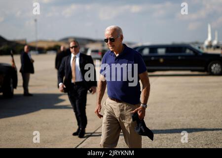 Beltsville, Stati Uniti. 26th ago, 2022. Il presidente DEGLI STATI UNITI Joe Biden cammina sul asfalto prima di salire a bordo dell'aeronautica uno alla base congiunta Andrews, MD, venerdì 26 agosto 2022. Il tasso di approvazione di Biden è salito al 44% nell'ultimo sondaggio Gallup, il più alto in un anno e un nuovo segno che lui e il suo partito stanno guadagnando terreno politico in vista delle elezioni di metà mandato di novembre. Foto di Ting Shen/Pool/ABACAPRESS.COM Credit: Abaca Press/Alamy Live News Foto Stock