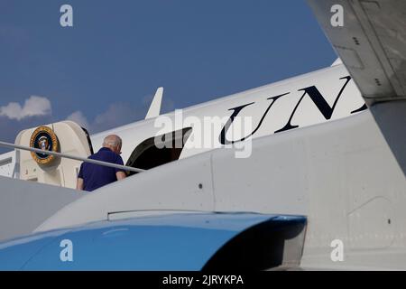 Beltsville, Stati Uniti. 26th ago, 2022. Il presidente DEGLI STATI UNITI Joe Biden si è Unito all'aeronautica uno alla base congiunta Andrews, MD, venerdì 26 agosto 2022. Il tasso di approvazione di Biden è salito al 44% nell'ultimo sondaggio Gallup, il più alto in un anno e un nuovo segno che lui e il suo partito stanno guadagnando terreno politico in vista delle elezioni di metà mandato di novembre. Foto di Ting Shen/Pool/ABACAPRESS.COM Credit: Abaca Press/Alamy Live News Foto Stock