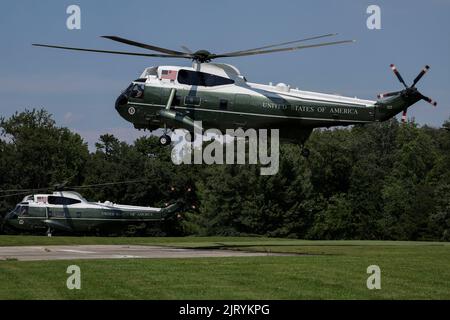 Beltsville, Stati Uniti. 26th ago, 2022. Marine One, che porta il presidente americano Joe Biden, arriva negli Stati Uniti al Servizio Segreto James J. Rowley Training Center di Beltsville, MD, venerdì 26 agosto 2022. Il tasso di approvazione di Biden è salito al 44% nell'ultimo sondaggio Gallup, il più alto in un anno e un nuovo segno che lui e il suo partito stanno guadagnando terreno politico in vista delle elezioni di metà mandato di novembre. Foto di Ting Shen/Pool/ABACAPRESS.COM Credit: Abaca Press/Alamy Live News Foto Stock