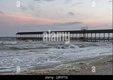 Vista laterale del semplice molo vuoto coperto di Koblevo in Ucraina con tavoli e panchine Foto Stock