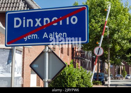 Confine di Stato tra i Paesi Bassi, Gelderland, Aalten, Aalten-Dinxperlo e la Germania, basso Reno, Westmuensterland, Muensterland, Westfalia, Renania settentrionale-Vestfalia, NRW, Bocholt, Bocholt-Suderwick, indicazione limite città Dinxperlo e barriera doganale aperta Foto Stock