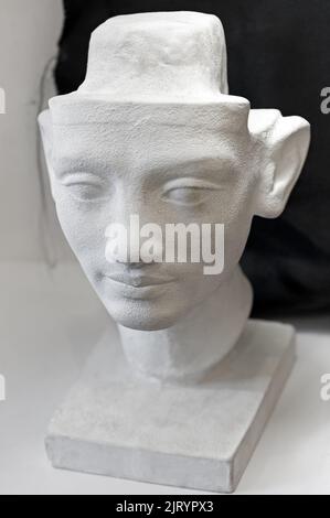 Testa in gesso modello in ghisa per imparare il disegno facciale su lezioni d'arte in studio con drappeggio Foto Stock