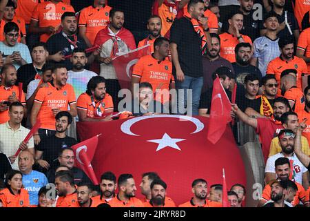 ANVERSA - Istanbul tifosi Basaksehir durante la partita di play-off della UEFA Conference League tra il Royal Antwerp FC e Istanbul Basaksehir allo stadio Bosuil il 25 agosto 2022 ad Anversa, Belgio. ANP | altezza olandese | GERRIT DA COLONIA Foto Stock