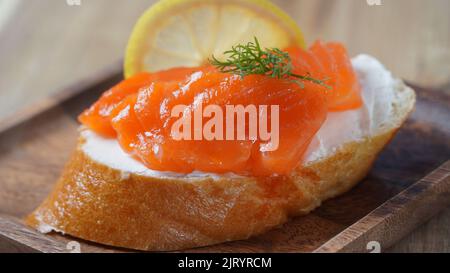 Panini aperti con filetto di trota, pane di grano con burro ed erbe aromatiche Foto Stock