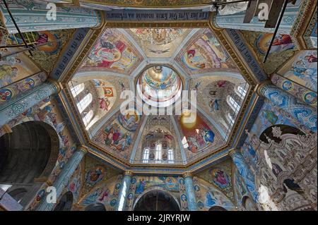 Interno della cupola della Cattedrale di recente costruzione dedicata alla Trasfigurazione dei Salvatore a Pochayiv Lavra, regione di Ternopil, Ucraina Foto Stock