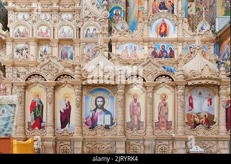 Iconostasi in legno della nuova costruzione della Cattedrale dei Salvatore Trasfigurazione a Pochayiv Lavra, Ternopil regione, Ucraina Foto Stock