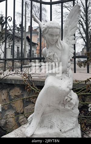 Scultura di un angelo lutto a Ternopil, Ucraina Foto Stock