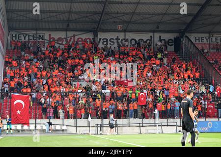 ANVERSA - Istanbul tifosi Basaksehir durante la partita di play-off della UEFA Conference League tra il Royal Antwerp FC e Istanbul Basaksehir allo stadio Bosuil il 25 agosto 2022 ad Anversa, Belgio. ANP | altezza olandese | GERRIT DA COLONIA Foto Stock
