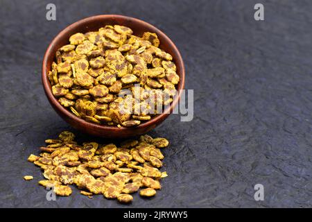 Il Chana Jor Garam, chiamato anche Chana Chur o Jhaal Chanachur, è uno spuntino di strada fatto di ceci neri speziati e battuti o Chanachoor Foto Stock