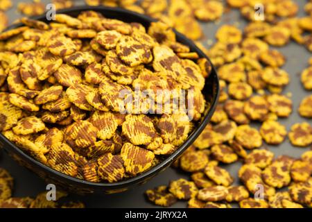 Il Chana Jor Garam, chiamato anche Chana Chur o Jhaal Chanachur, è uno spuntino di strada fatto di ceci neri speziati e battuti o Chanachoor Foto Stock