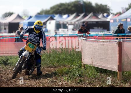 Pleyber-Christ, Francia - Agosto, 26 2022: Biker in gara al Gibeau Trophy organizzato durante l'Armorikaine TT, un evento sportivo con accesso gratuito Foto Stock