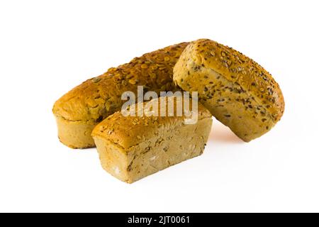 Variazioni più sane del pane tradizionale. Tre pani di pane a grani interi messi insieme. Semi di zucca, avena, semi di lino e semi di girasole come guarnizioni. Isolato su sfondo bianco. Foto di alta qualità Foto Stock