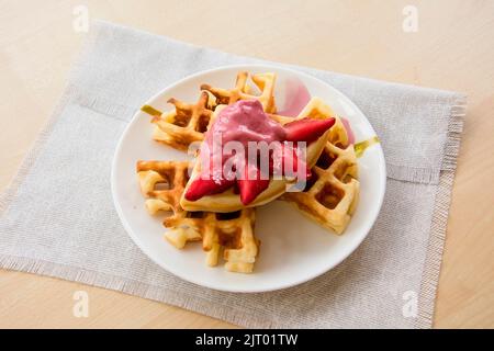 Cialde viennesi con fragole e cioccolato sul piatto Foto Stock