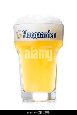 LONDRA, Regno Unito - 22 AGOSTO 2022: Bicchiere originale di birra di grano Hoegaarden su bianco. Foto Stock