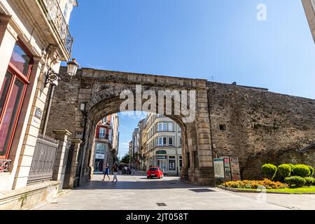 Lugo, Spagna. La Puerta del Obispo Aguirre (porta del Vescovo Aguirre), parte delle antiche mura romane del centro storico Foto Stock