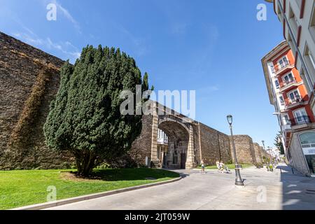 Lugo, Spagna. La Puerta del Obispo Aguirre (porta del Vescovo Aguirre), parte delle antiche mura romane del centro storico Foto Stock