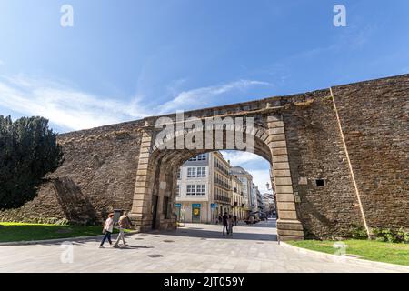 Lugo, Spagna. La Puerta del Obispo Aguirre (porta del Vescovo Aguirre), parte delle antiche mura romane del centro storico Foto Stock