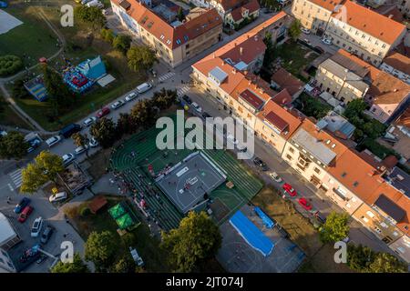 Aerial photo taken with a drone shows the first day, qualifications and group stage of the main part of the Pro 3x3 Croatia Tour as part of FIBA 3x3 Quest tournament in Karlovac, Croatia on August 28, 2022.  Photo: Igor Kralj/PIXSELL Credit: Pixsell photo & video agency/Alamy Live News Foto Stock